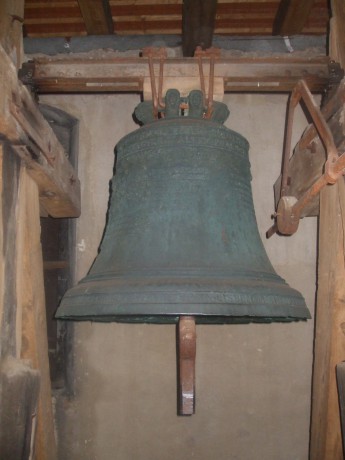 Svémyslice, větší zvon z Německa z roku 1591 od východu.JPG